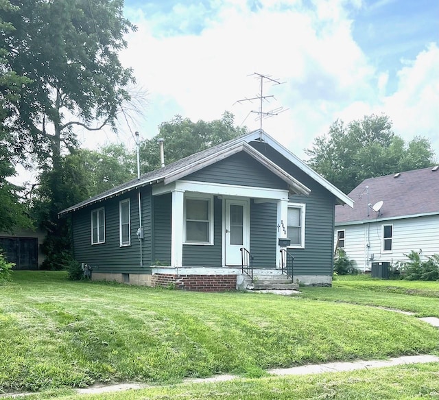 1348 Idaho St, Des Moines, IA 50316 - bungalow with a front lawn and a porch