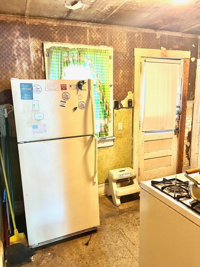 1348 Idaho St, Des Moines, IA 50316 - kitchen with white appliances