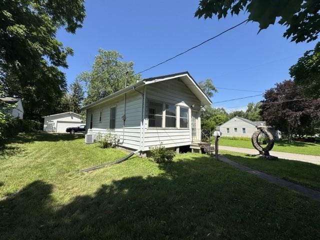 4046 4th St, Des Moines, IA 50313 - view of side of property with a lawn