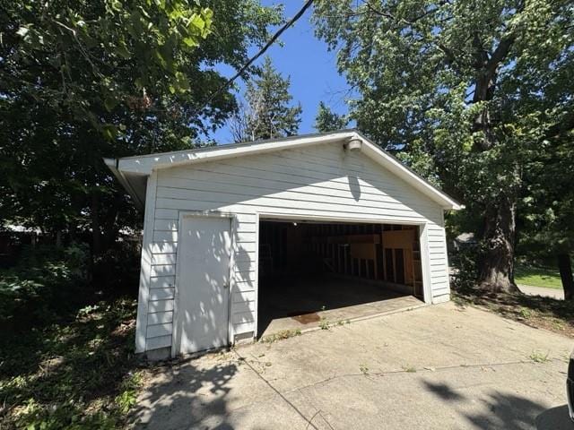 4046 4th St, Des Moines, IA 50313 - view of detached garage
