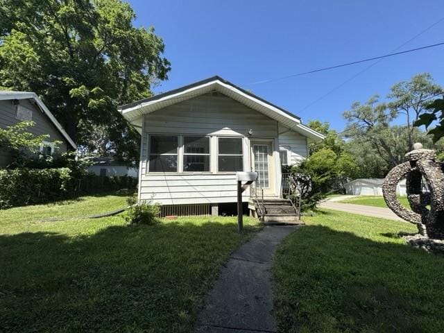 4046 4th St, Des Moines, IA 50313 - bungalow-style house with a front lawn