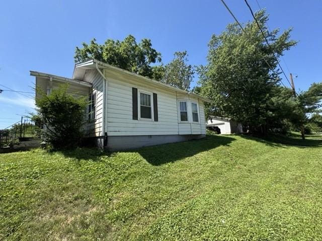 4046 4th St, Des Moines, IA 50313 - view of property exterior featuring a yard