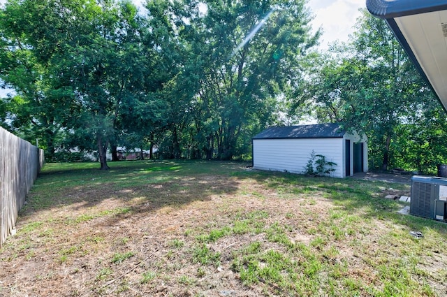 1437 E Pleasant View Dr, Des Moines, IA 50320 - view of yard featuring an outbuilding