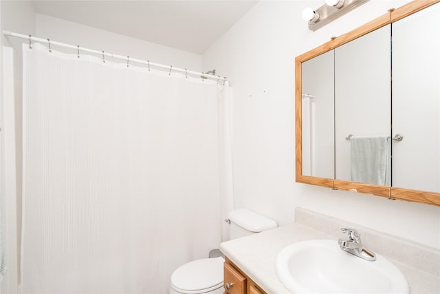 6217 Welker Ave, Des Moines, IA 50312 - bathroom featuring vanity and curtained shower