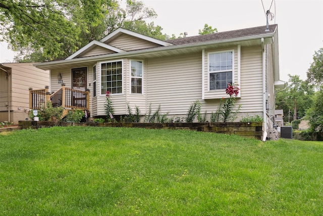 221 E Payton Ave, Des Moines, IA 50315 - view of front facade with a front yard and a porch