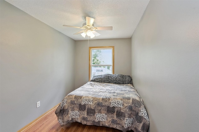 221 E Payton Ave, Des Moines, IA 50315 - bedroom featuring wood finished floors, a ceiling fan, and a textured ceiling