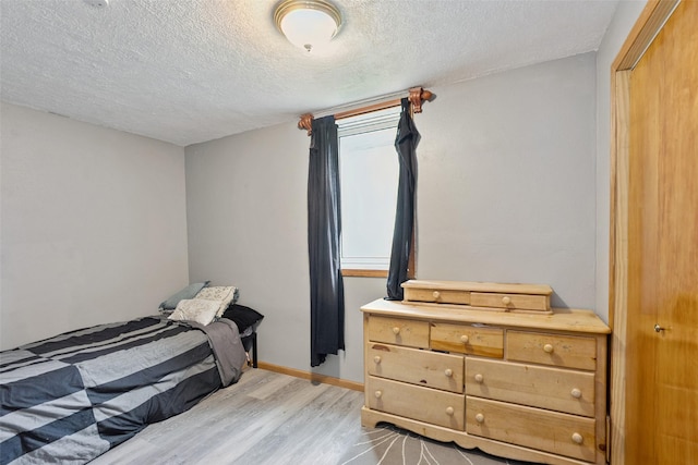 221 E Payton Ave, Des Moines, IA 50315 - bedroom with light wood-style flooring and a textured ceiling