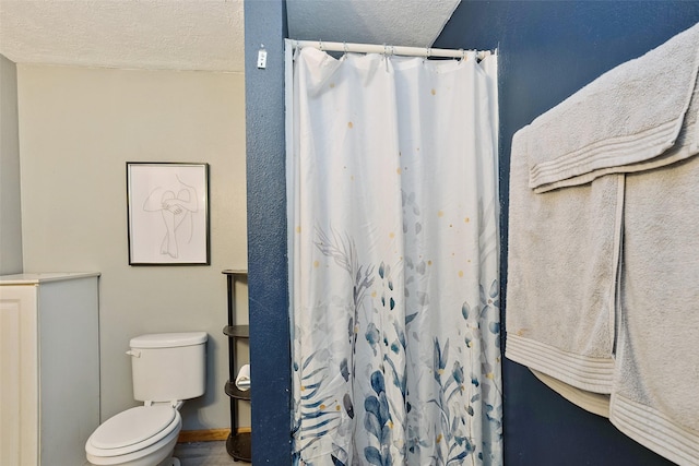 221 E Payton Ave, Des Moines, IA 50315 - bathroom with a textured ceiling and curtained shower