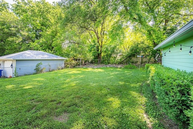 2525 27th Pl, Des Moines, IA 50310 - fenced backyard with a garage