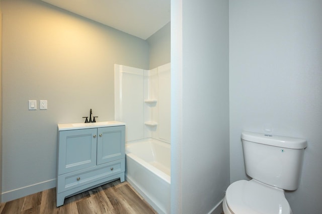 611 W 2nd St S, Newton, IA 50208 - full bath featuring wood finished floors, vanity, and bathtub / shower combination