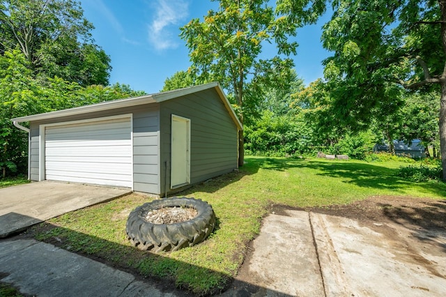 611 W 2nd St S, Newton, IA 50208 - view of detached garage
