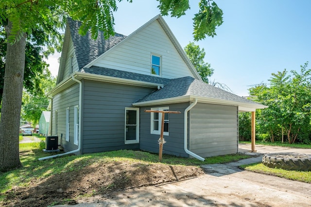 611 W 2nd St S, Newton, IA 50208 - rear view of house featuring a shingled roof and a patio area
