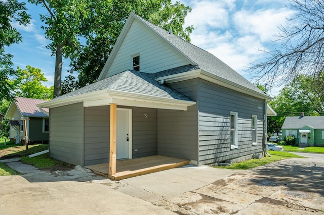 611 W 2nd St S, Newton, IA 50208 - view of garage