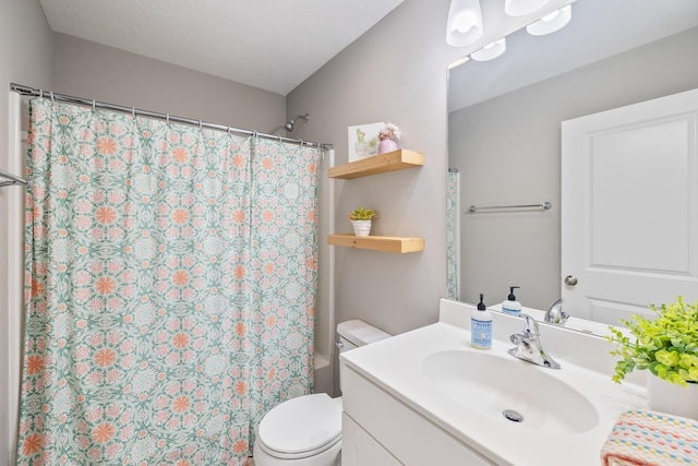 4315 E 48th St, Des Moines, IA 50317 - full bath featuring vanity and curtained shower