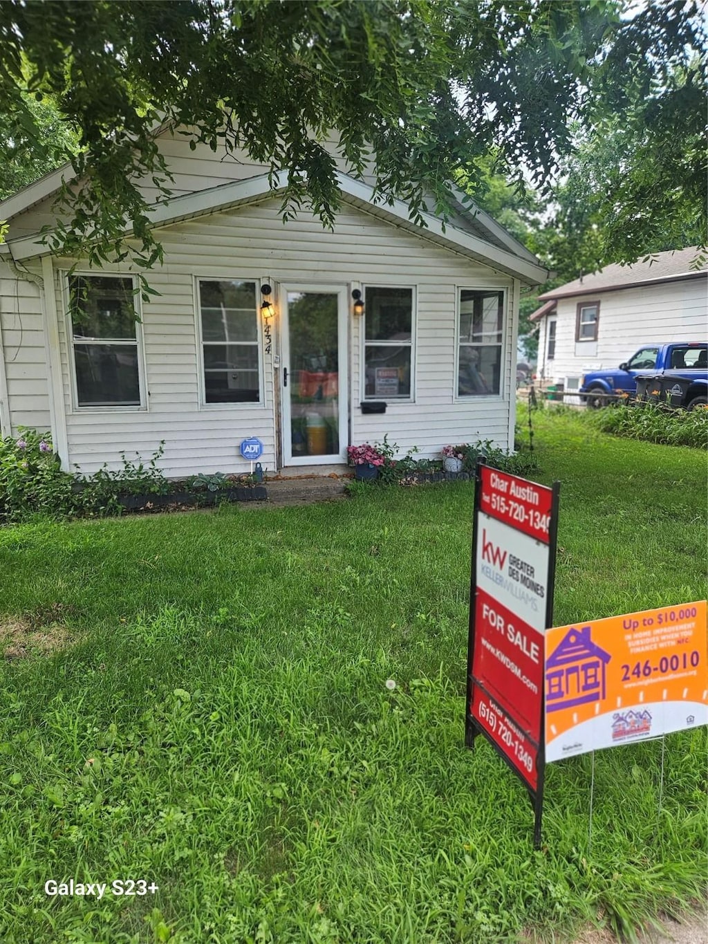 1434 E 18th St, Des Moines, IA 50316 - bungalow featuring a front yard