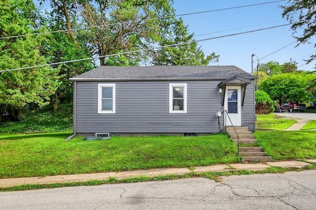34 E Broadway St, Colfax, IA 50054 - bungalow-style home with entry steps and a front lawn