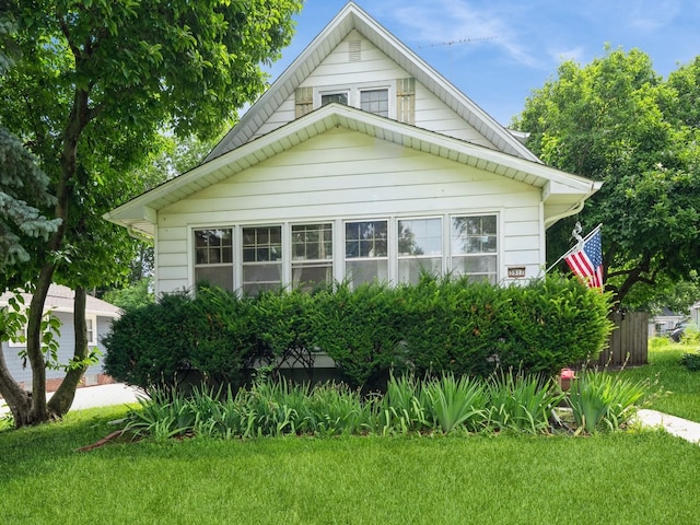 3917 11th St, Des Moines, IA 50313 - view of side of property featuring a yard