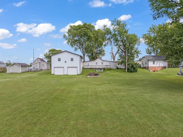 1107 E 12th St N, Newton, IA 50208 - view of green lawn featuring a residential view and an outdoor structure