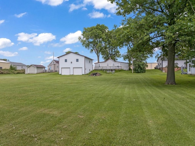 1107 E 12th St N, Newton, IA 50208 - view of grassy yard with a detached garage