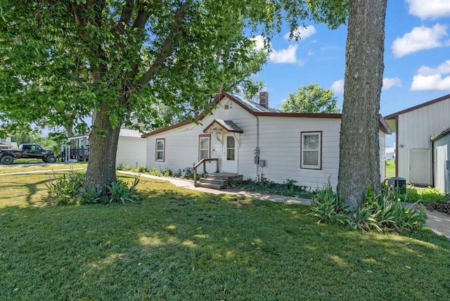 1107 E 12th St N, Newton, IA 50208 - view of front of house with a chimney and a front lawn