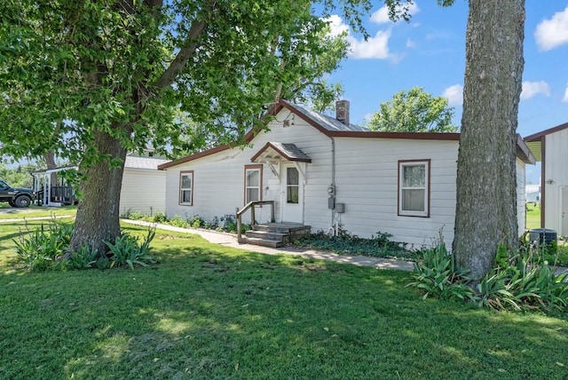 1107 E 12th St N, Newton, IA 50208 - view of front of house featuring a front lawn and a chimney
