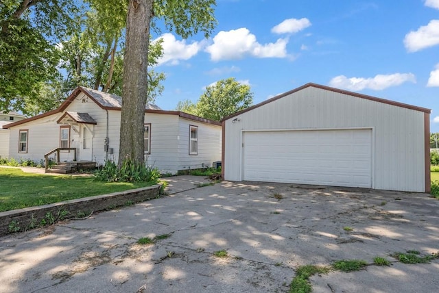 1107 E 12th St N, Newton, IA 50208 - view of front of property featuring a garage and an outbuilding