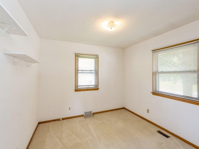 4041 Columbia St, Des Moines, IA 50313 - unfurnished room with baseboards and light carpet