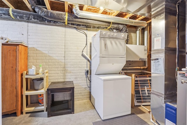 929 Sampson Dr, Nevada, IA 50201 - washroom featuring stacked washer / dryer