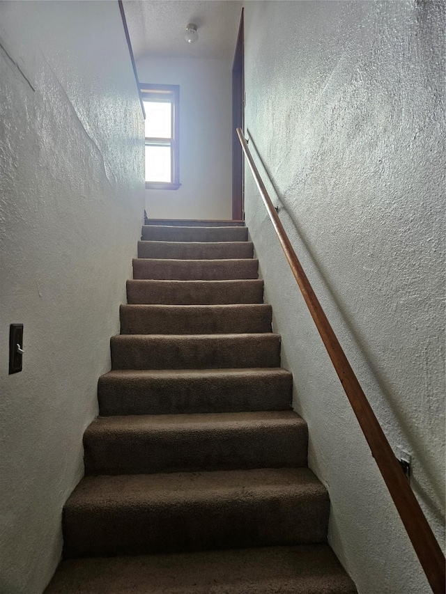 4690 Hubbell Ave, Des Moines, IA 50317 - stairs featuring a textured wall