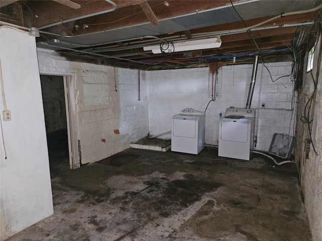 4690 Hubbell Ave, Des Moines, IA 50317 - unfinished below grade area featuring washer and dryer and concrete block wall