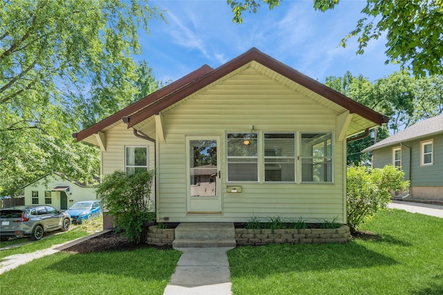 2521 40th St, Des Moines, IA 50310 - bungalow with a front lawn