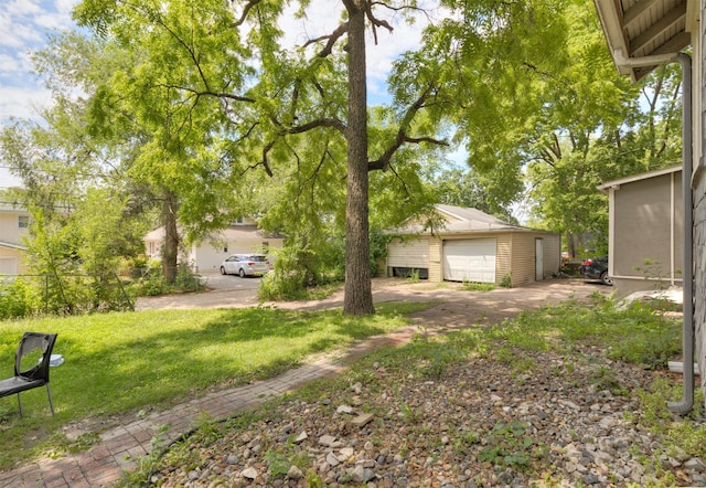 1118 Euclid Ave, Des Moines, IA 50313 - view of green lawn with a detached garage and an outdoor structure