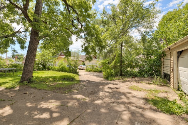 1118 Euclid Ave, Des Moines, IA 50313 - view of dirt / gravel driveway