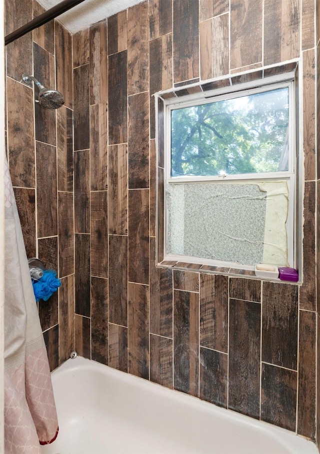 1118 Euclid Ave, Des Moines, IA 50313 - full bath featuring shower / bath combo