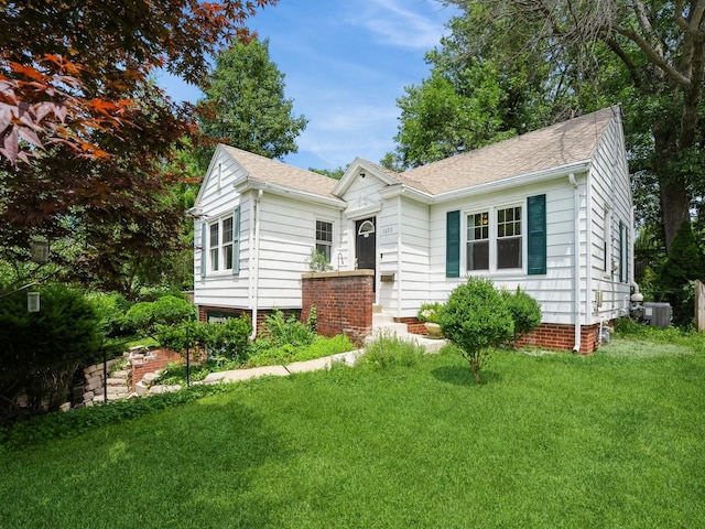 1655 NW Dr, Des Moines, IA 50310 - view of front of property with a front lawn and a shingled roof