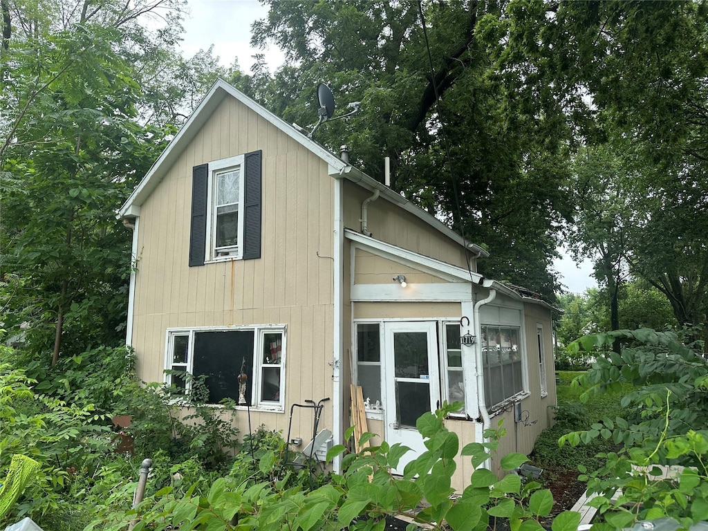 1719 Lyon St, Des Moines, IA 50316 - view of front of home