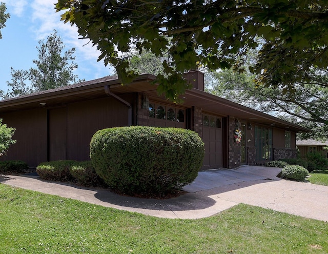 1108 Hillcrest Ct, Chariton, IA 50049 - view of front facade with a front yard and a chimney