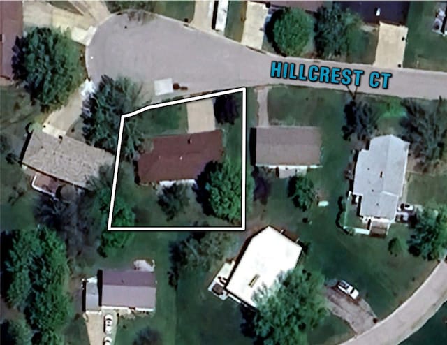 1108 Hillcrest Ct, Chariton, IA 50049 - aerial view of property and surrounding area featuring property parcel outlined