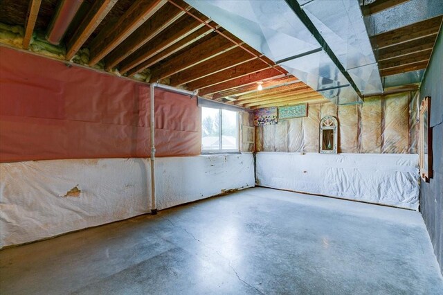 6825 Star View St, Des Moines, IA 50320 - view of basement