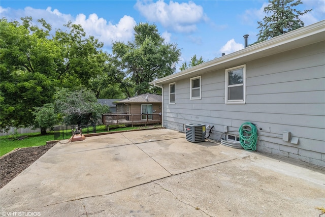 1212 Burnham Ave, Des Moines, IA 50315 - view of patio featuring a deck