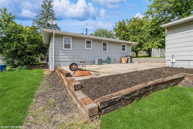1212 Burnham Ave, Des Moines, IA 50315 - back of house featuring a yard and a patio