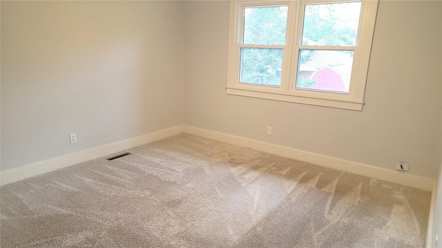 623 E 18th St N, Newton, IA 50208 - carpeted empty room with baseboards