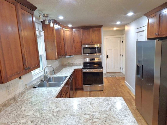 623 E 18th St N, Newton, IA 50208 - kitchen with appliances with stainless steel finishes, tasteful backsplash, light wood finished floors, light countertops, and recessed lighting
