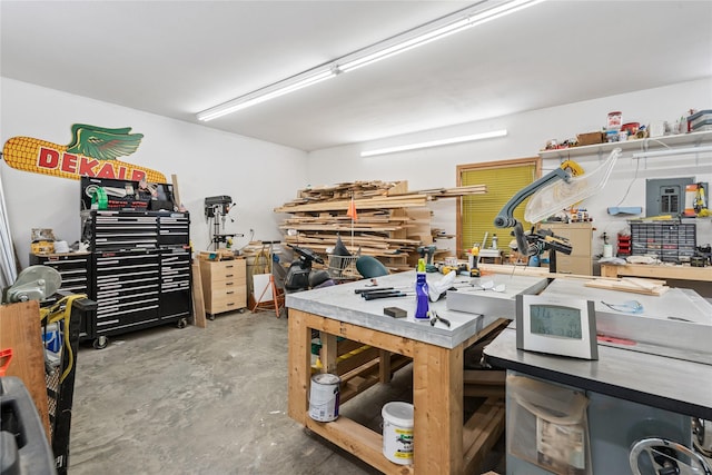 7 Hobart Pl, Grinnell, IA 50112 - garage featuring a workshop area