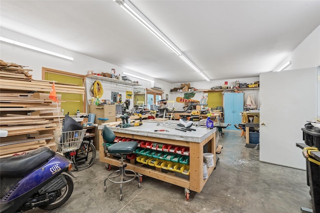 7 Hobart Pl, Grinnell, IA 50112 - garage featuring a workshop area and a wall unit AC