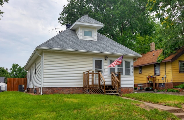 816 Boyd St, Des Moines, IA 50316 - view of front facade featuring roof with shingles