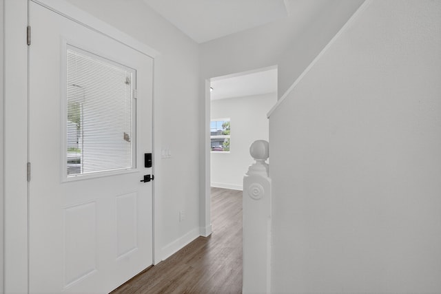 1124 13th St, Des Moines, IA 50314 - foyer entrance featuring dark wood-style floors and baseboards