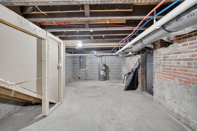 1124 13th St, Des Moines, IA 50314 - unfinished below grade area with water heater