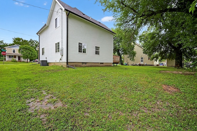 1124 13th St, Des Moines, IA 50314 - back of house featuring a yard