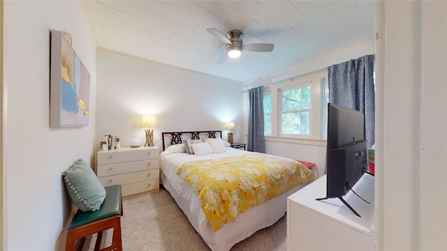 3827 Carpenter Ave, Des Moines, IA 50311 - bedroom with light colored carpet and ceiling fan